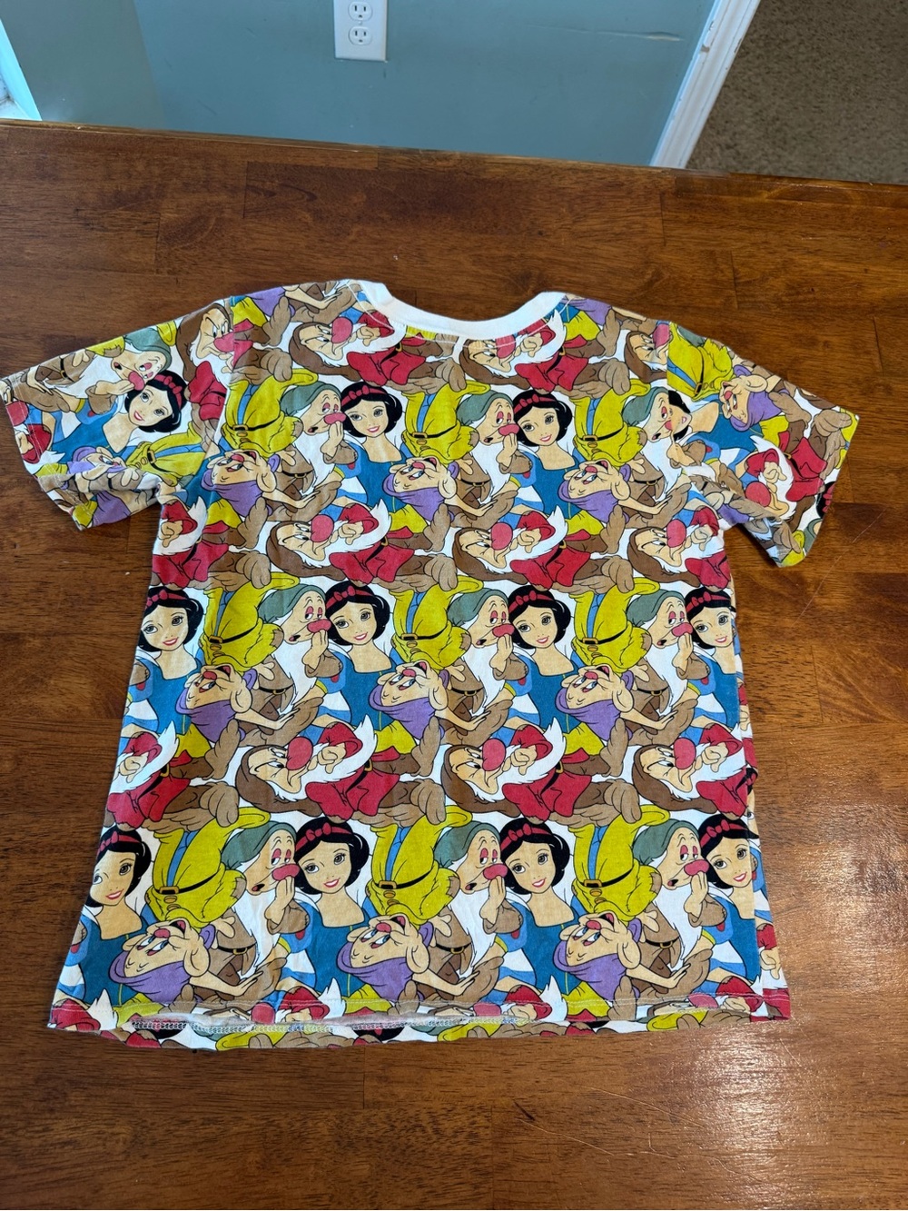 Disney Snow White And The Seven Dwarfs All Over Print Graphic T-Shirt Size Small - Picture 5 of 7